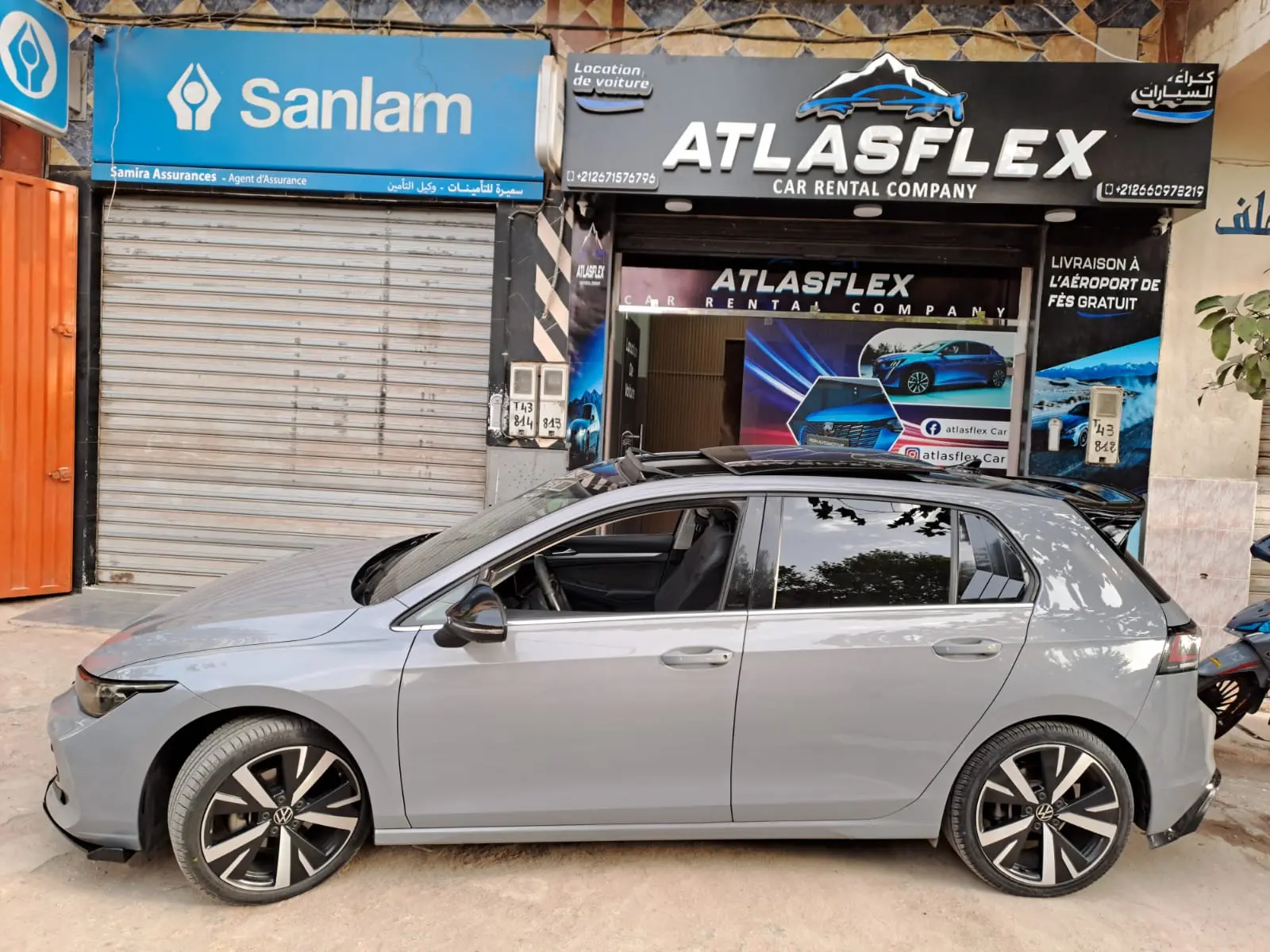 Agence AtlasFlex à Sabaa Aiyoun avec un véhicule de la flotte