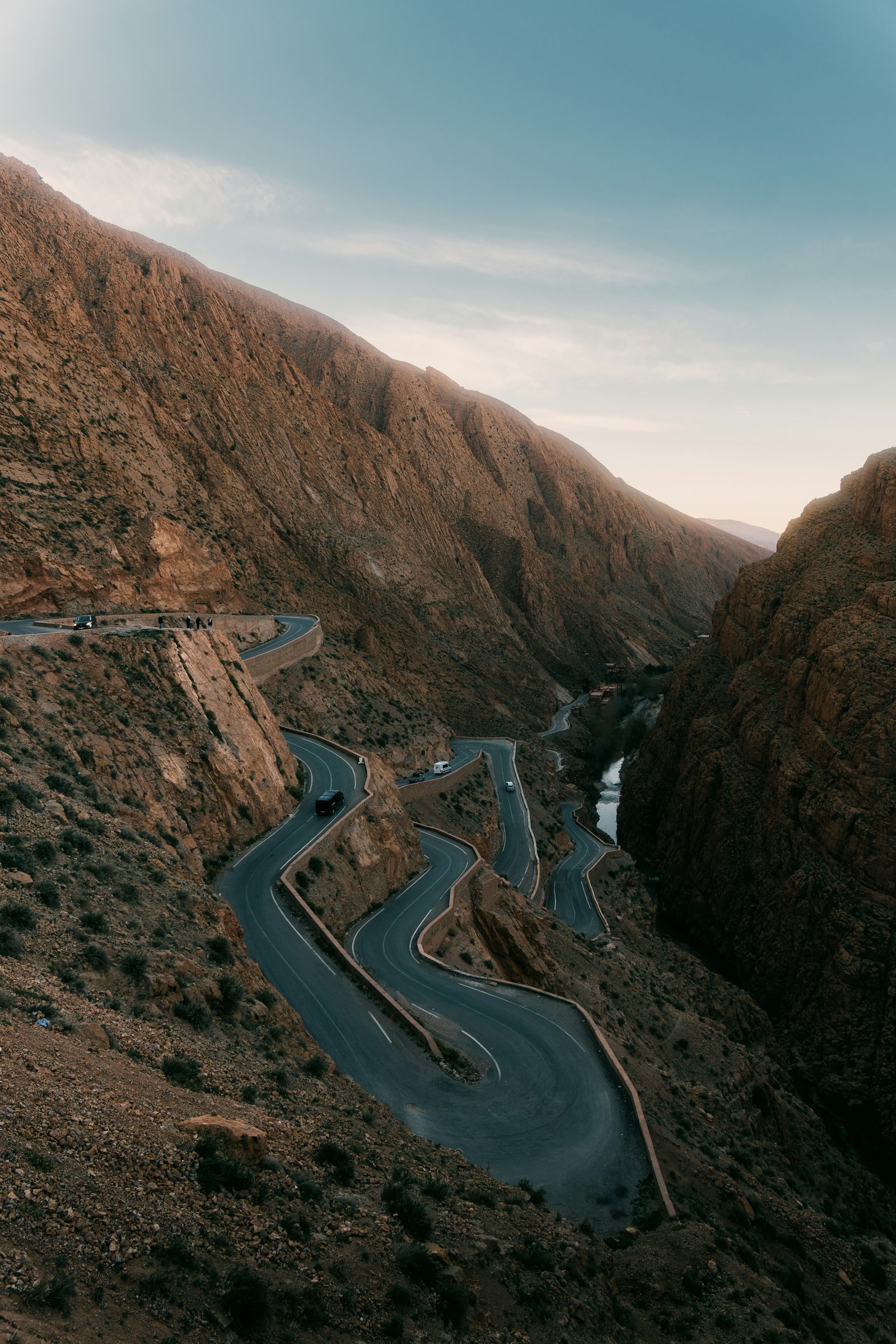 Route sinueuse à travers les montagnes marocaines
